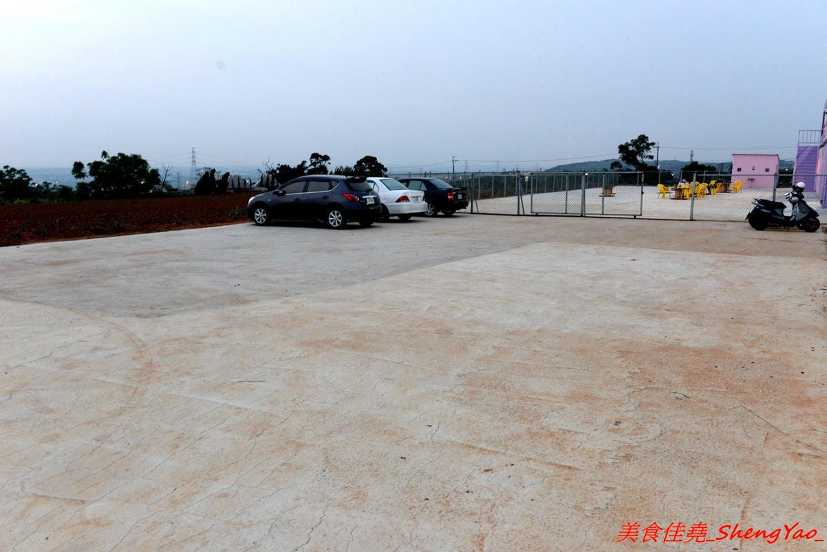 [台中清水]嗨咖泡腳夜色 – 台中海線首家結合泡腳的夜景餐廳,可以一邊泡腳一邊欣賞夜景,粉色貨櫃屋有追上流行,泡腳費用包含飲料一杯,喝完可以續一次且不限同種類,目前打卡還有折50元