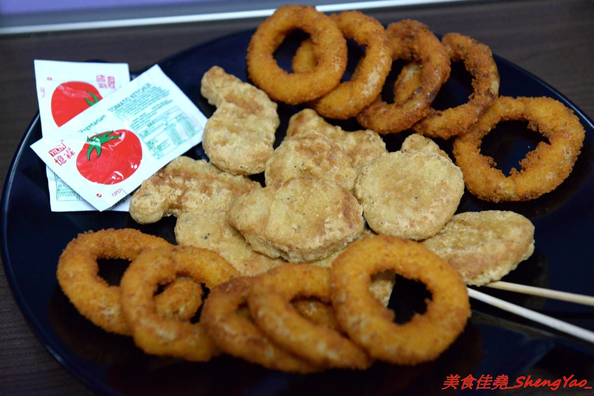 [台中清水]嗨咖泡腳夜色 – 台中海線首家結合泡腳的夜景餐廳,可以一邊泡腳一邊欣賞夜景,粉色貨櫃屋有追上流行,泡腳費用包含飲料一杯,喝完可以續一次且不限同種類,目前打卡還有折50元