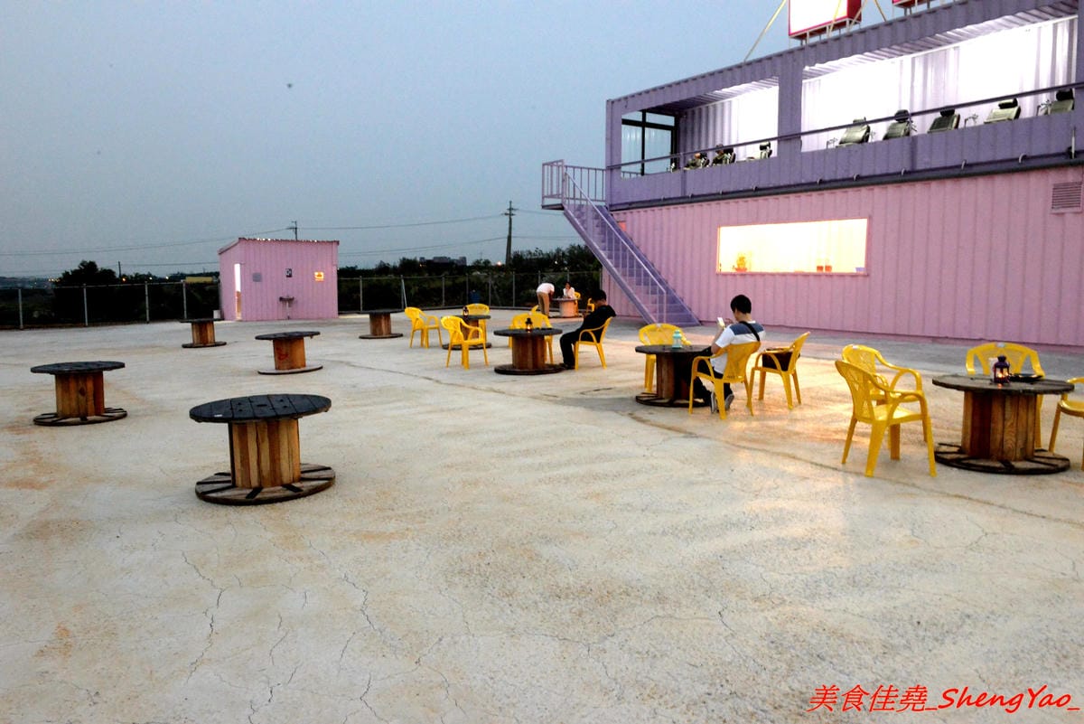 [台中清水]嗨咖泡腳夜色 – 台中海線首家結合泡腳的夜景餐廳,可以一邊泡腳一邊欣賞夜景,粉色貨櫃屋有追上流行,泡腳費用包含飲料一杯,喝完可以續一次且不限同種類,目前打卡還有折50元