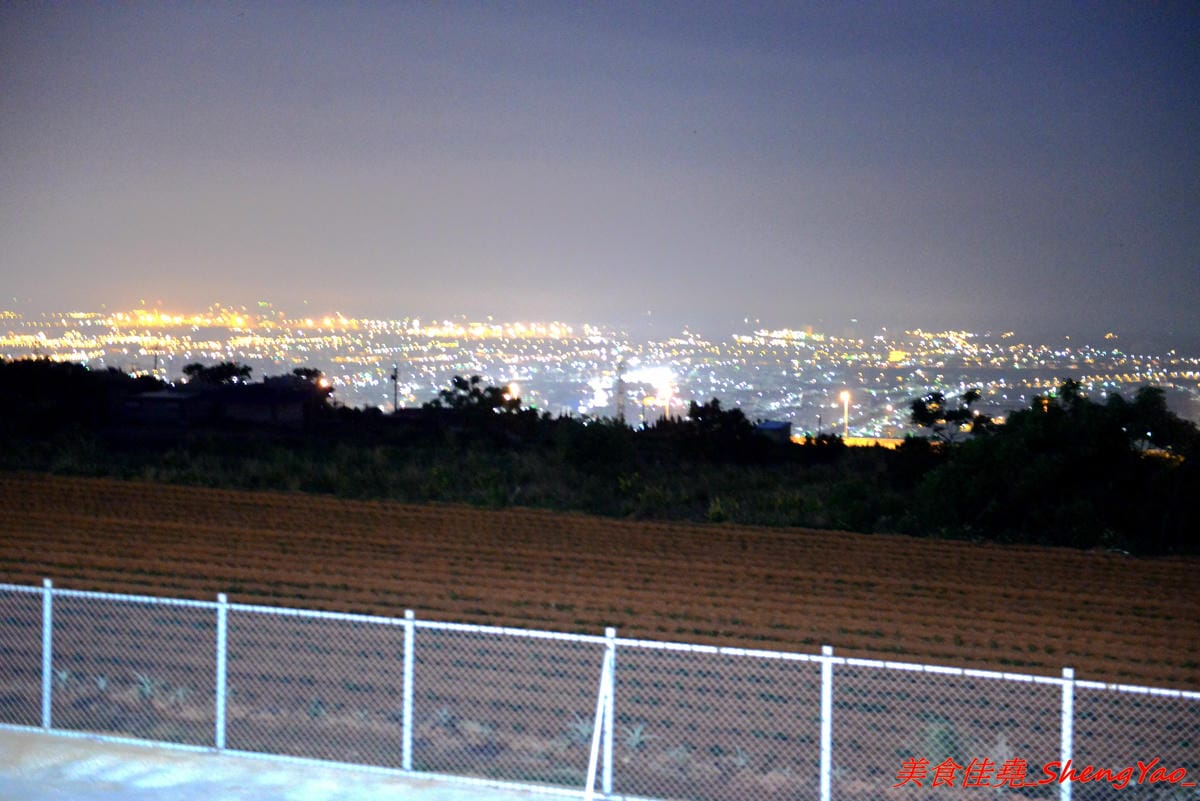 [台中清水]嗨咖泡腳夜色 – 台中海線首家結合泡腳的夜景餐廳,可以一邊泡腳一邊欣賞夜景,粉色貨櫃屋有追上流行,泡腳費用包含飲料一杯,喝完可以續一次且不限同種類,目前打卡還有折50元