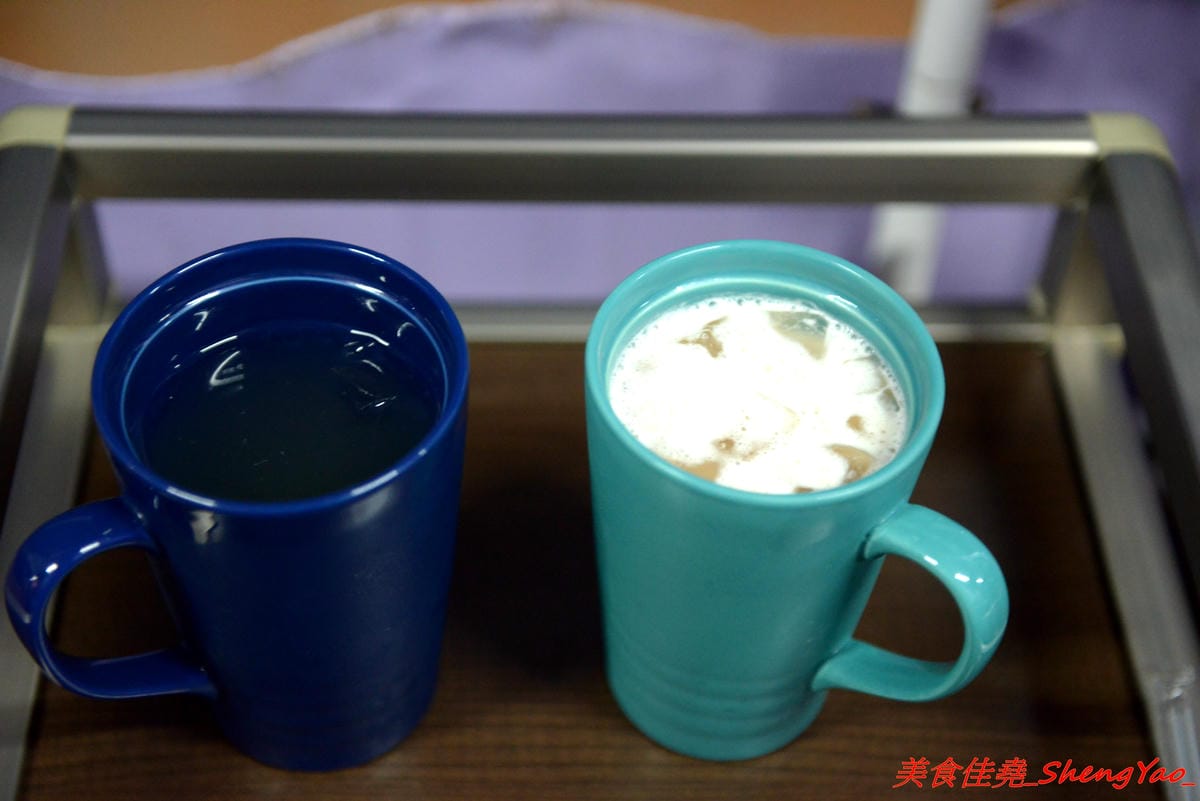 [台中清水]嗨咖泡腳夜色 – 台中海線首家結合泡腳的夜景餐廳,可以一邊泡腳一邊欣賞夜景,粉色貨櫃屋有追上流行,泡腳費用包含飲料一杯,喝完可以續一次且不限同種類,目前打卡還有折50元
