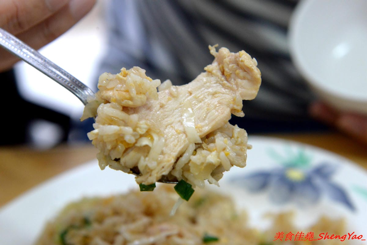 [台中沙鹿]泰食堂 – 靜宜商圈新開的泰式料理食堂,老闆是緬甸人,店內菜色種類不少,部分菜色很有泰國料理餐廳水準,百元左右平價價位,份量不小,4/27開幕單點一律9折。