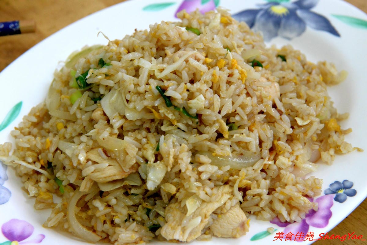 [台中沙鹿]泰食堂 – 靜宜商圈新開的泰式料理食堂,老闆是緬甸人,店內菜色種類不少,部分菜色很有泰國料理餐廳水準,百元左右平價價位,份量不小,4/27開幕單點一律9折。