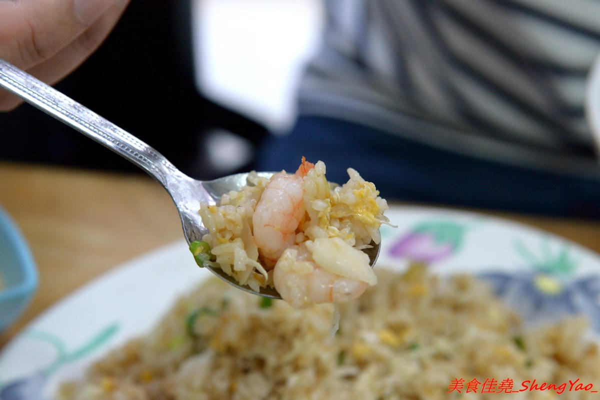 [台中沙鹿]泰食堂 – 靜宜商圈新開的泰式料理食堂,老闆是緬甸人,店內菜色種類不少,部分菜色很有泰國料理餐廳水準,百元左右平價價位,份量不小,4/27開幕單點一律9折。