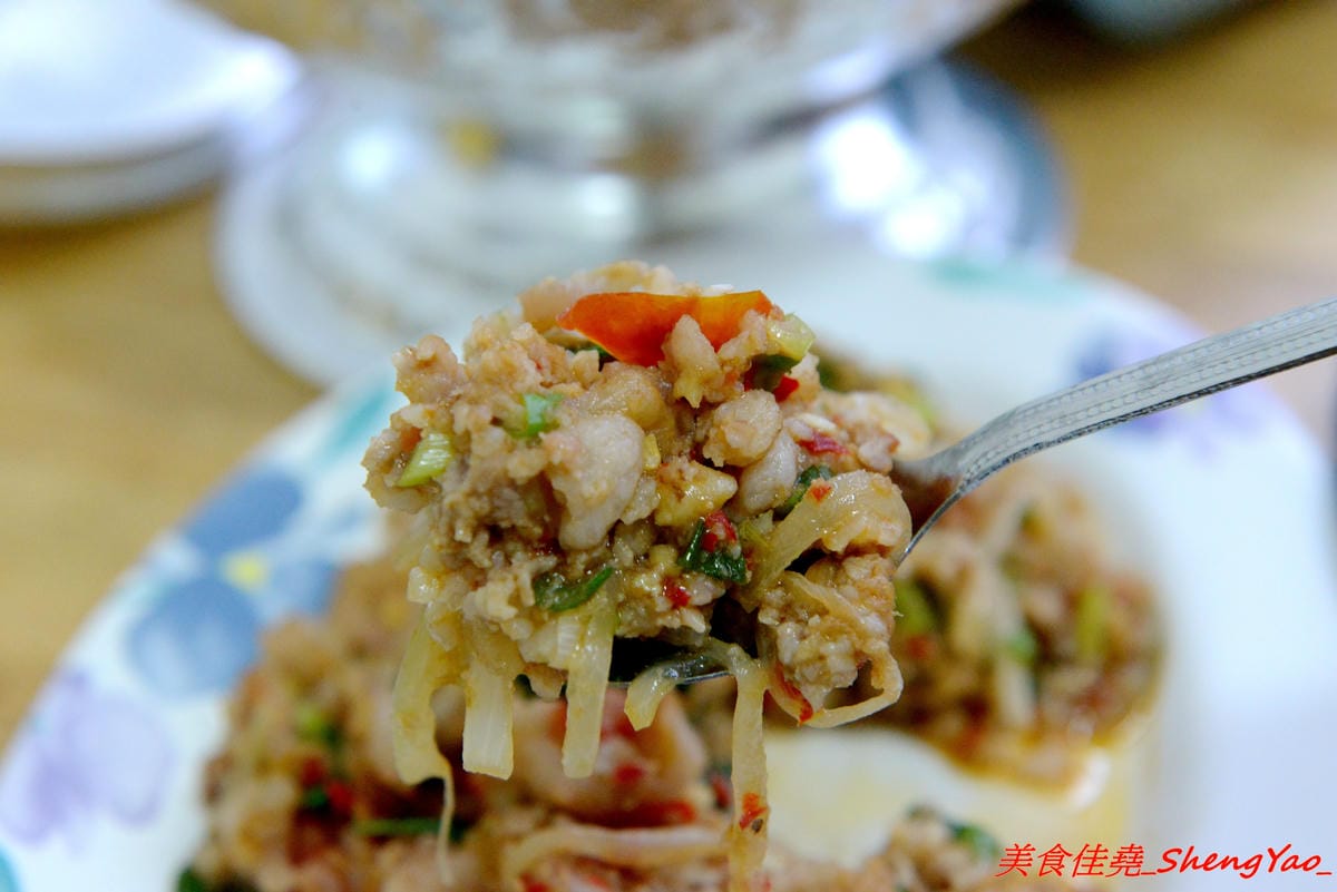 [台中沙鹿]泰食堂 – 靜宜商圈新開的泰式料理食堂,老闆是緬甸人,店內菜色種類不少,部分菜色很有泰國料理餐廳水準,百元左右平價價位,份量不小,4/27開幕單點一律9折。