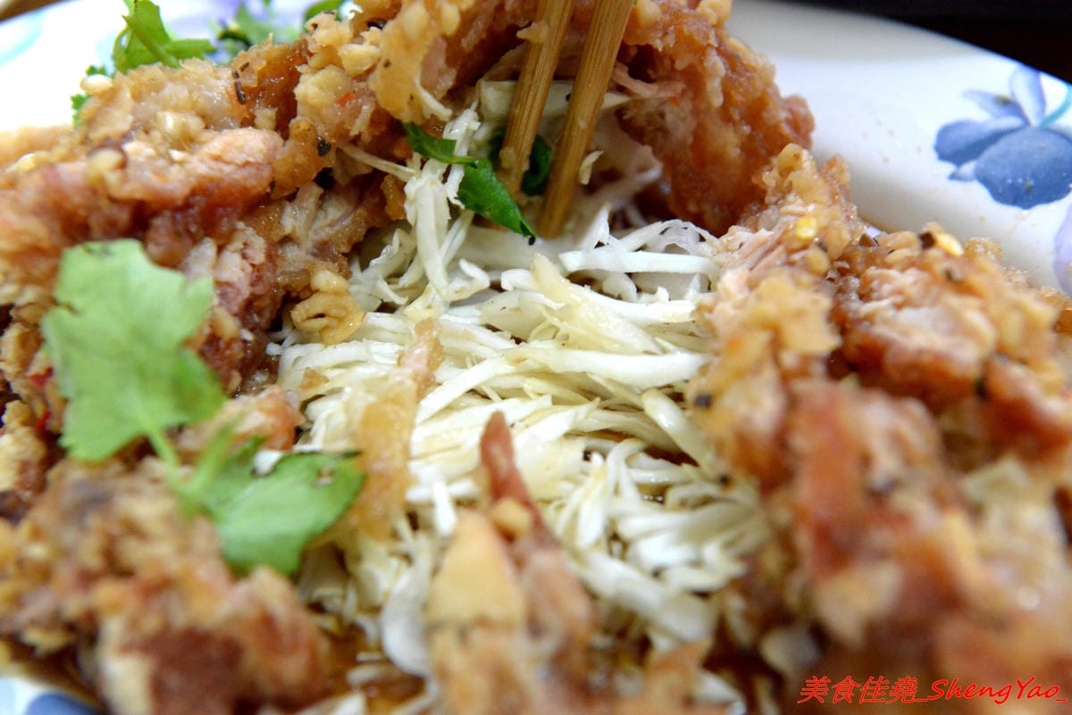 [台中沙鹿]泰食堂 – 靜宜商圈新開的泰式料理食堂,老闆是緬甸人,店內菜色種類不少,部分菜色很有泰國料理餐廳水準,百元左右平價價位,份量不小,4/27開幕單點一律9折。