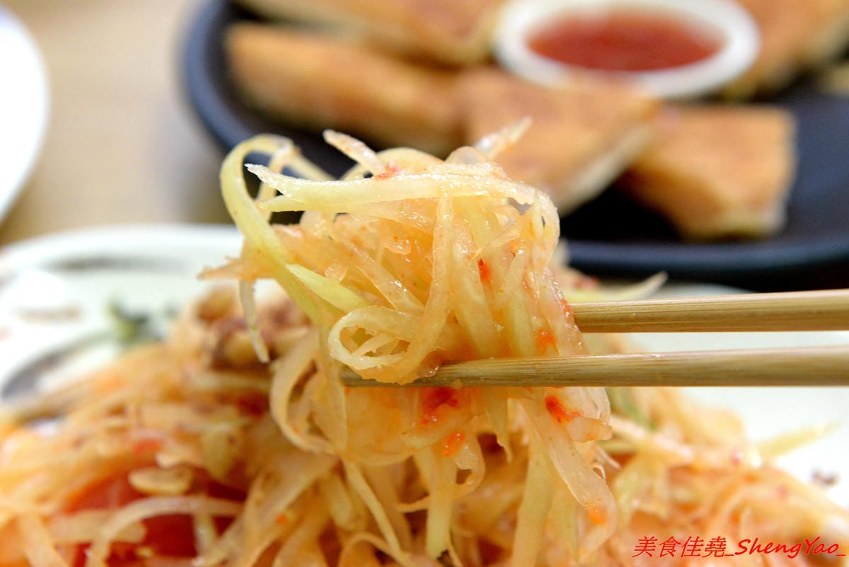 [台中沙鹿]泰食堂 – 靜宜商圈新開的泰式料理食堂,老闆是緬甸人,店內菜色種類不少,部分菜色很有泰國料理餐廳水準,百元左右平價價位,份量不小,4/27開幕單點一律9折。