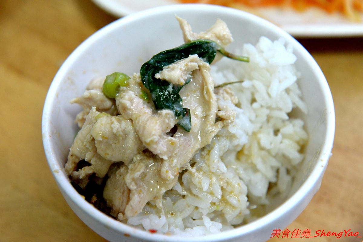 [台中沙鹿]泰食堂 – 靜宜商圈新開的泰式料理食堂,老闆是緬甸人,店內菜色種類不少,部分菜色很有泰國料理餐廳水準,百元左右平價價位,份量不小,4/27開幕單點一律9折。