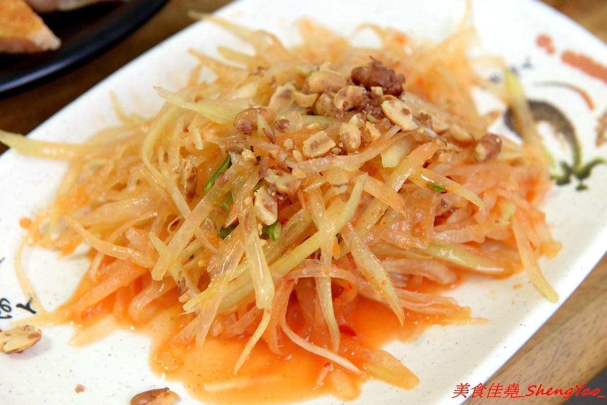 [台中沙鹿]泰食堂 – 靜宜商圈新開的泰式料理食堂,老闆是緬甸人,店內菜色種類不少,部分菜色很有泰國料理餐廳水準,百元左右平價價位,份量不小,4/27開幕單點一律9折。