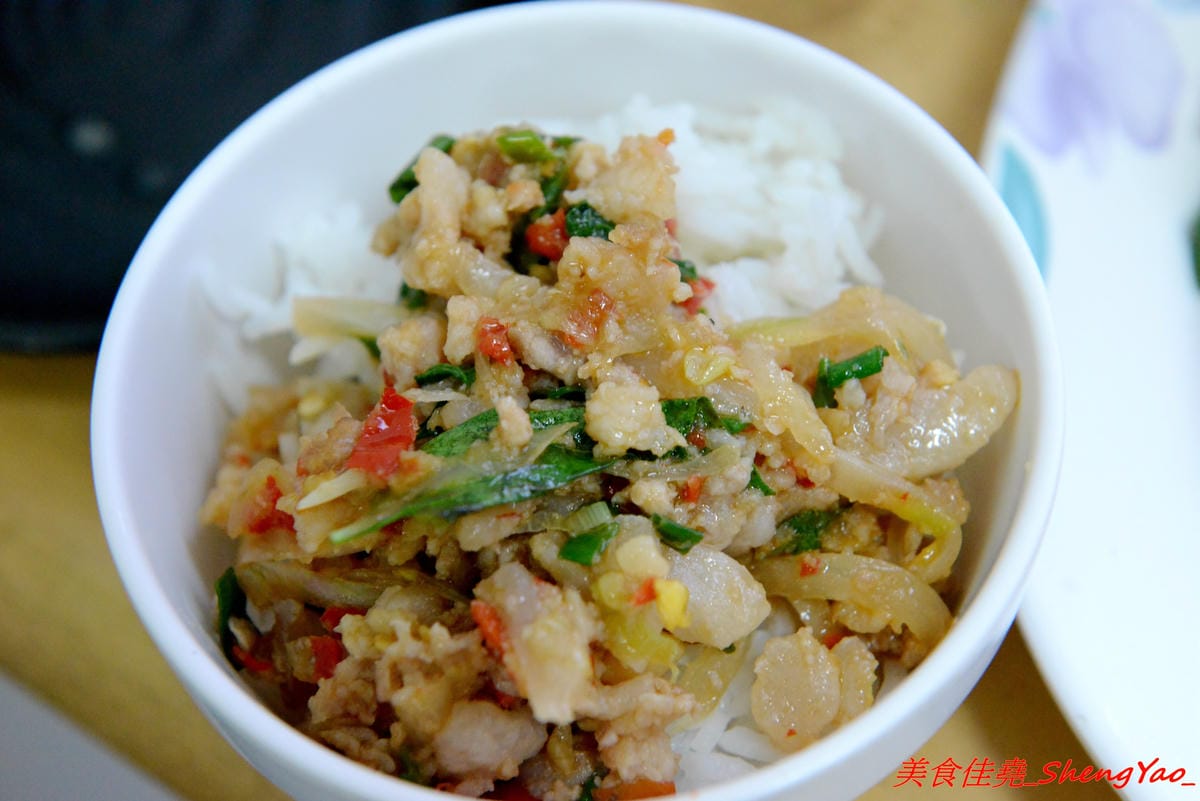 [台中沙鹿]泰食堂 – 靜宜商圈新開的泰式料理食堂,老闆是緬甸人,店內菜色種類不少,部分菜色很有泰國料理餐廳水準,百元左右平價價位,份量不小,4/27開幕單點一律9折。