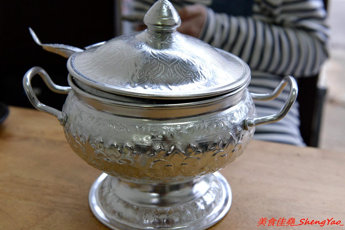 [台中沙鹿]泰食堂 – 靜宜商圈新開的泰式料理食堂,老闆是緬甸人,店內菜色種類不少,部分菜色很有泰國料理餐廳水準,百元左右平價價位,份量不小,4/27開幕單點一律9折。