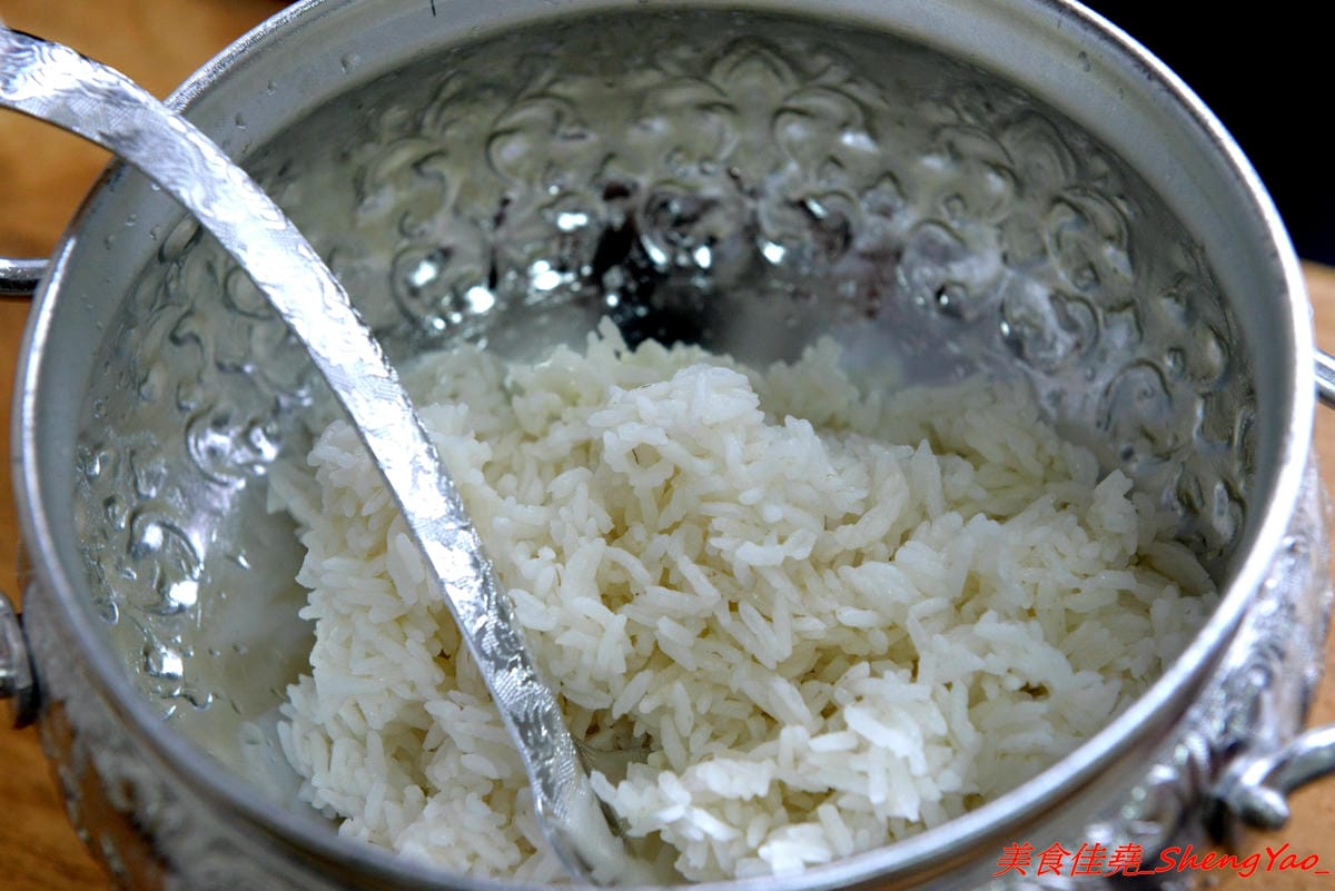 [台中沙鹿]泰食堂 – 靜宜商圈新開的泰式料理食堂,老闆是緬甸人,店內菜色種類不少,部分菜色很有泰國料理餐廳水準,百元左右平價價位,份量不小,4/27開幕單點一律9折。