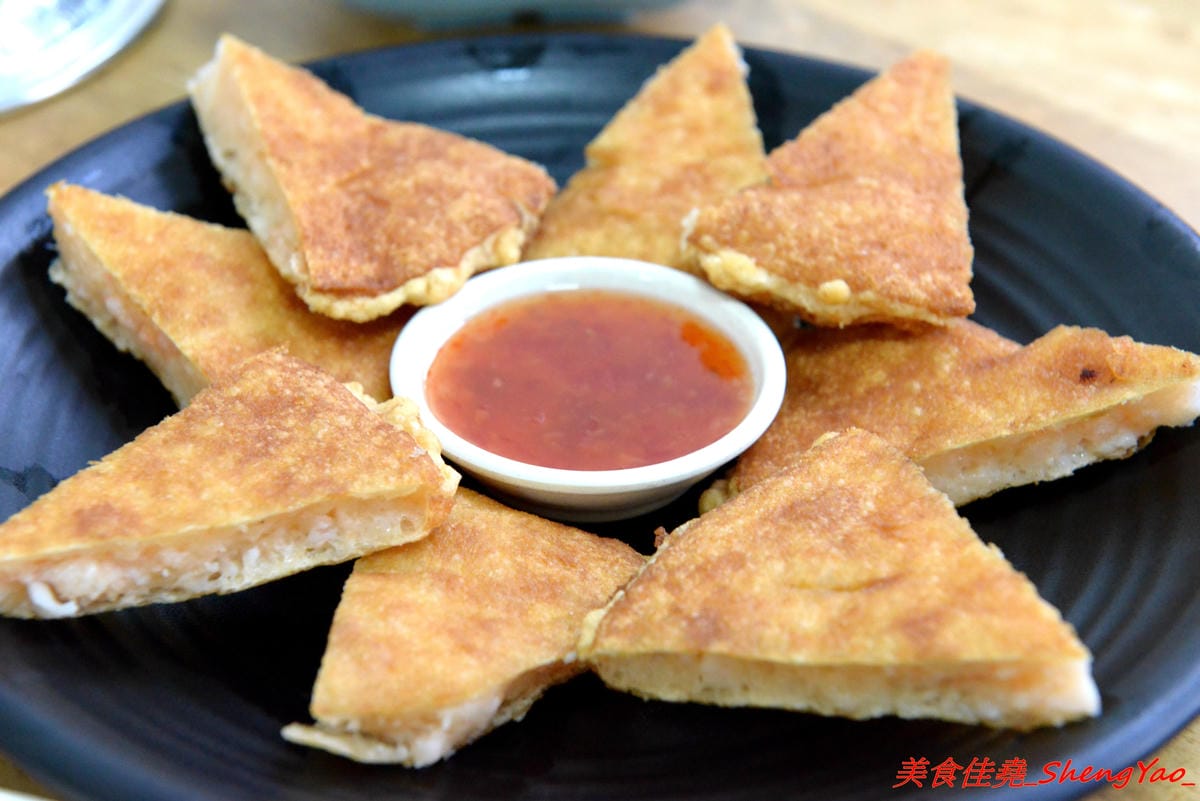 [台中沙鹿]泰食堂 – 靜宜商圈新開的泰式料理食堂,老闆是緬甸人,店內菜色種類不少,部分菜色很有泰國料理餐廳水準,百元左右平價價位,份量不小,4/27開幕單點一律9折。