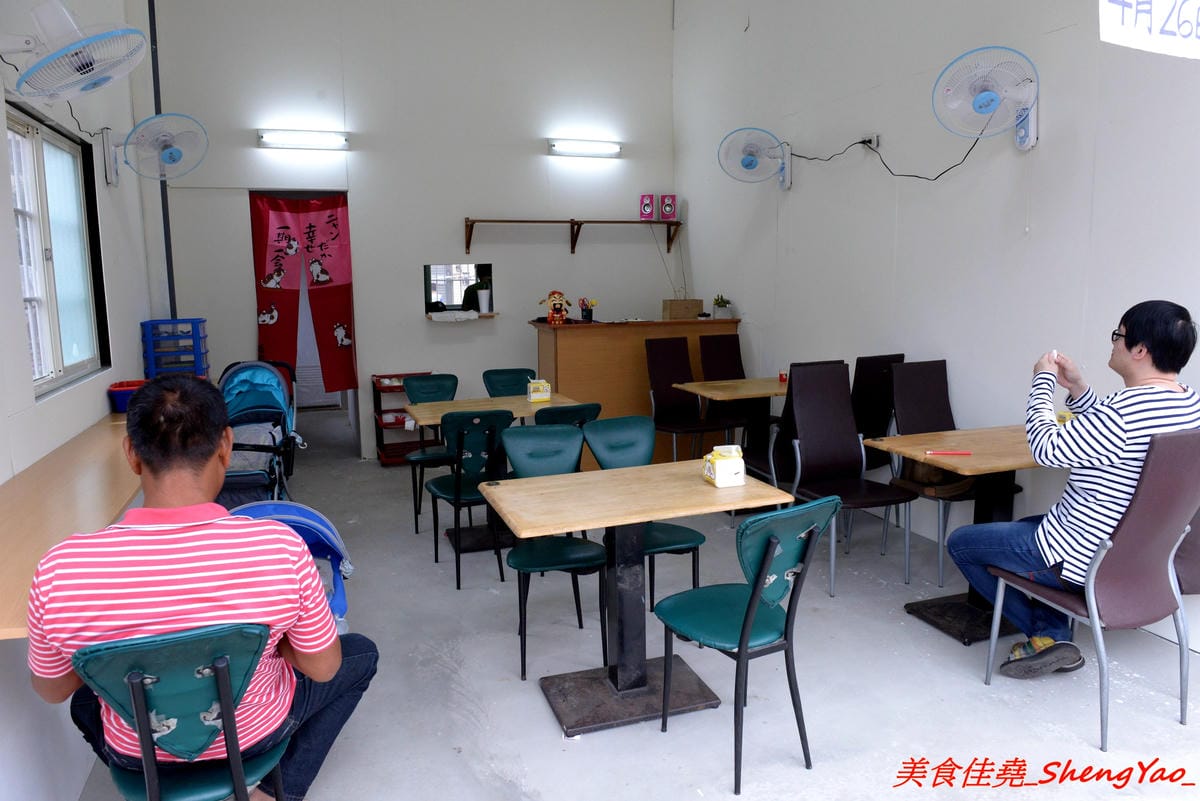 [台中沙鹿]泰食堂 – 靜宜商圈新開的泰式料理食堂,老闆是緬甸人,店內菜色種類不少,部分菜色很有泰國料理餐廳水準,百元左右平價價位,份量不小,4/27開幕單點一律9折。