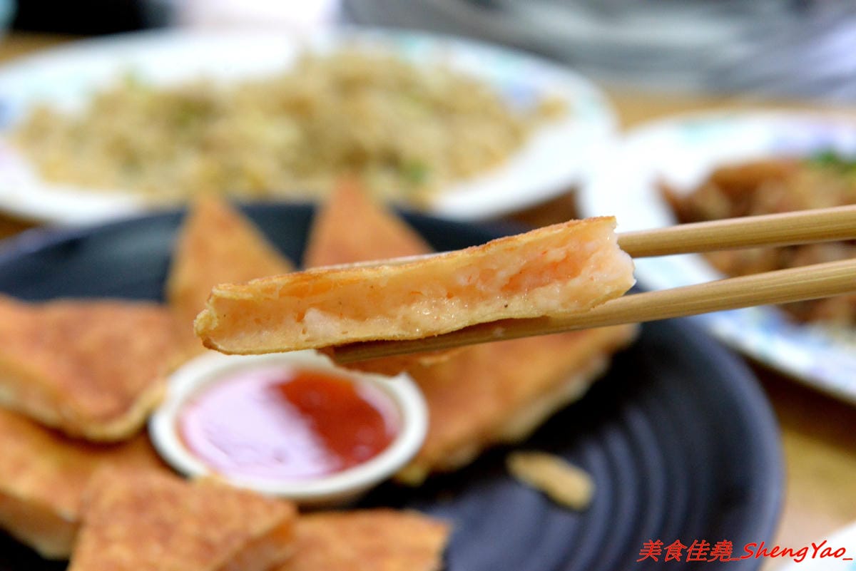 [台中沙鹿]泰食堂 – 靜宜商圈新開的泰式料理食堂,老闆是緬甸人,店內菜色種類不少,部分菜色很有泰國料理餐廳水準,百元左右平價價位,份量不小,4/27開幕單點一律9折。