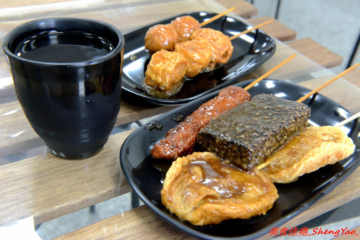 [台中西屯]黑輪美 – 和”桂綸鎂”沒有關係的逢甲新店,來自台南六甲黑輪伯的獨特口味,黑輪米血等關東煮食材炸過後再浸泡入特調醬汁內,口味獨特好吃,店貓”黑輪均”好可愛。(已歇業)