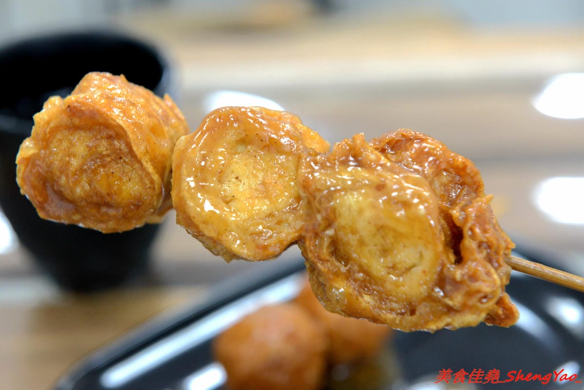 [台中西屯]黑輪美 – 和”桂綸鎂”沒有關係的逢甲新店,來自台南六甲黑輪伯的獨特口味,黑輪米血等關東煮食材炸過後再浸泡入特調醬汁內,口味獨特好吃,店貓”黑輪均”好可愛。(已歇業)