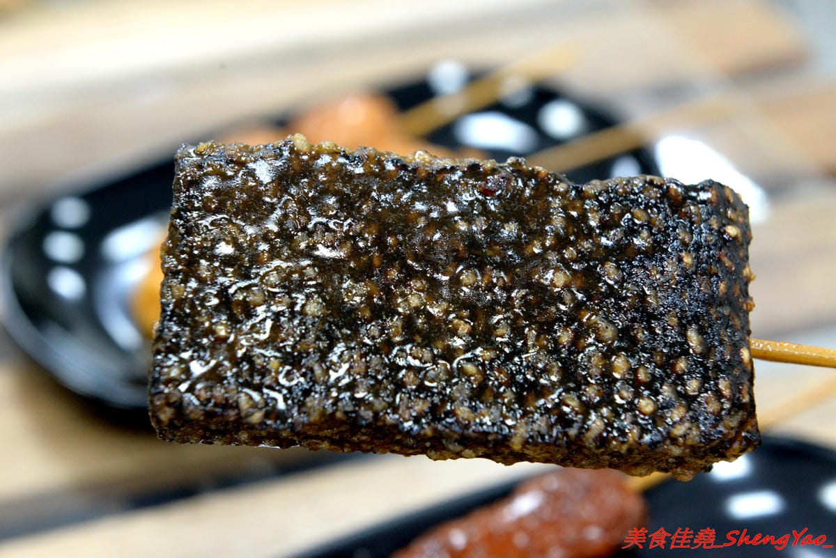 [台中西屯]黑輪美 – 和”桂綸鎂”沒有關係的逢甲新店,來自台南六甲黑輪伯的獨特口味,黑輪米血等關東煮食材炸過後再浸泡入特調醬汁內,口味獨特好吃,店貓”黑輪均”好可愛。(已歇業)