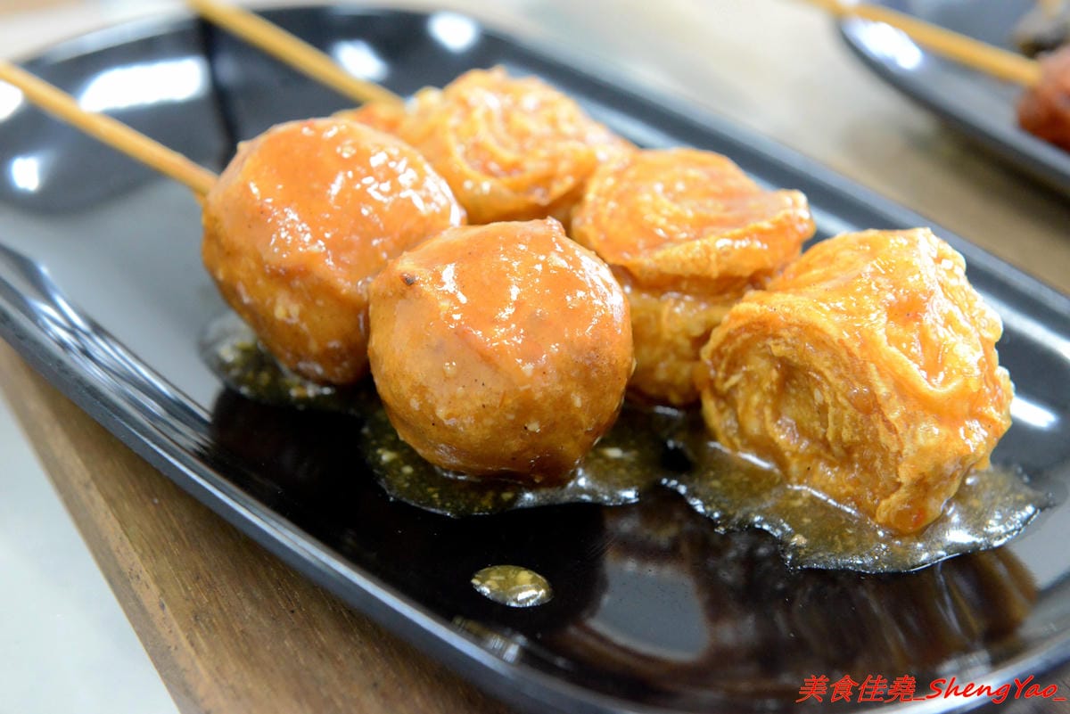 [台中西屯]黑輪美 – 和”桂綸鎂”沒有關係的逢甲新店,來自台南六甲黑輪伯的獨特口味,黑輪米血等關東煮食材炸過後再浸泡入特調醬汁內,口味獨特好吃,店貓”黑輪均”好可愛。(已歇業)