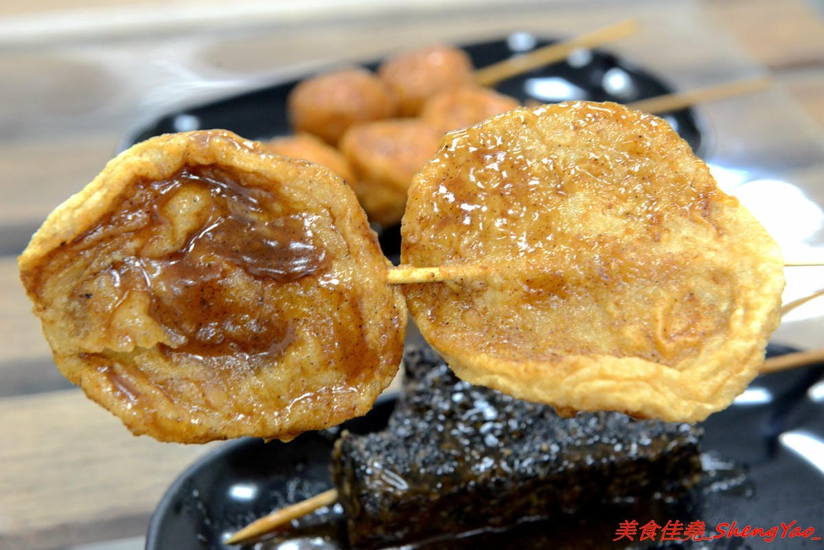 [台中西屯]黑輪美 – 和”桂綸鎂”沒有關係的逢甲新店,來自台南六甲黑輪伯的獨特口味,黑輪米血等關東煮食材炸過後再浸泡入特調醬汁內,口味獨特好吃,店貓”黑輪均”好可愛。(已歇業)
