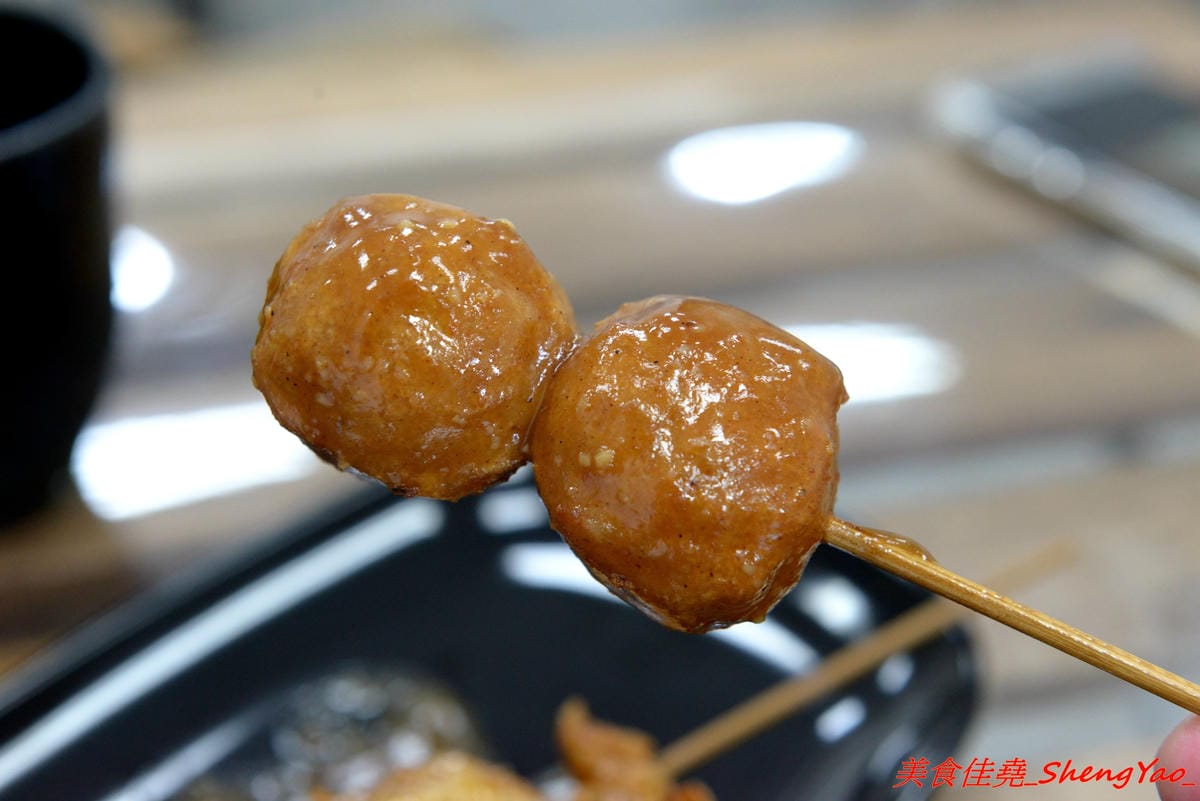 [台中西屯]黑輪美 – 和”桂綸鎂”沒有關係的逢甲新店,來自台南六甲黑輪伯的獨特口味,黑輪米血等關東煮食材炸過後再浸泡入特調醬汁內,口味獨特好吃,店貓”黑輪均”好可愛。(已歇業)