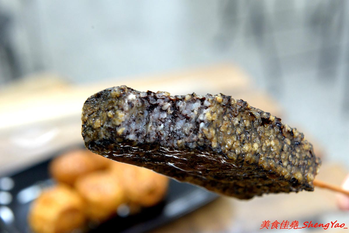 [台中西屯]黑輪美 – 和”桂綸鎂”沒有關係的逢甲新店,來自台南六甲黑輪伯的獨特口味,黑輪米血等關東煮食材炸過後再浸泡入特調醬汁內,口味獨特好吃,店貓”黑輪均”好可愛。(已歇業)