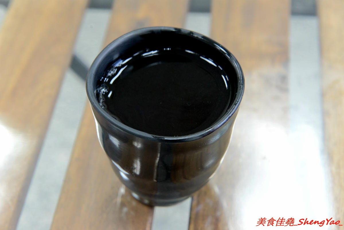 [台中西屯]黑輪美 – 和”桂綸鎂”沒有關係的逢甲新店,來自台南六甲黑輪伯的獨特口味,黑輪米血等關東煮食材炸過後再浸泡入特調醬汁內,口味獨特好吃,店貓”黑輪均”好可愛。(已歇業)