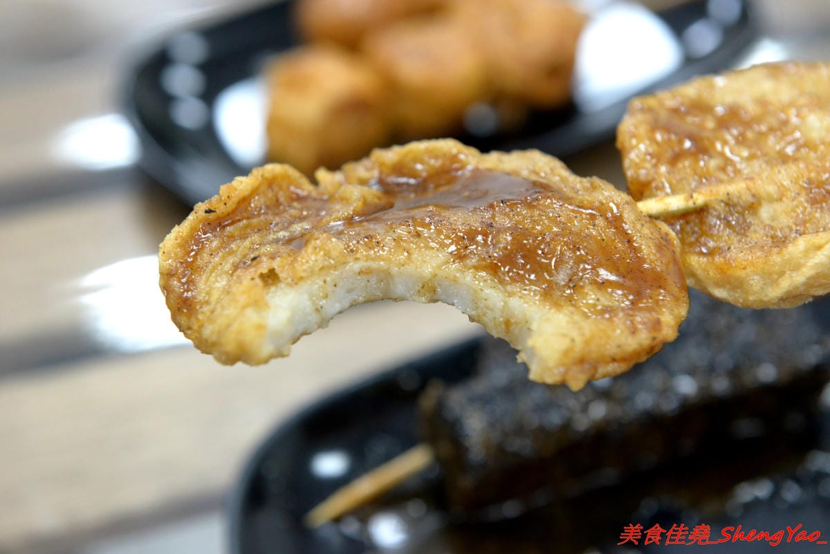 [台中西屯]黑輪美 – 和”桂綸鎂”沒有關係的逢甲新店,來自台南六甲黑輪伯的獨特口味,黑輪米血等關東煮食材炸過後再浸泡入特調醬汁內,口味獨特好吃,店貓”黑輪均”好可愛。(已歇業)