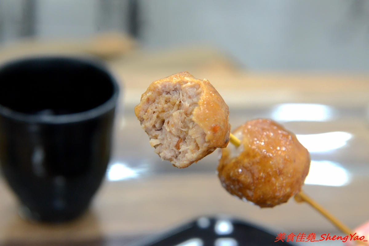 [台中西屯]黑輪美 – 和”桂綸鎂”沒有關係的逢甲新店,來自台南六甲黑輪伯的獨特口味,黑輪米血等關東煮食材炸過後再浸泡入特調醬汁內,口味獨特好吃,店貓”黑輪均”好可愛。(已歇業)