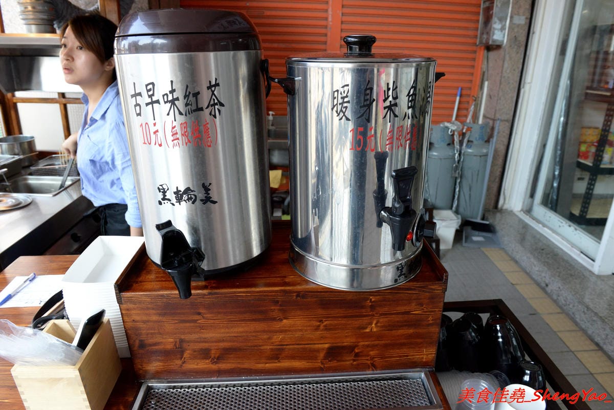 [台中西屯]黑輪美 – 和”桂綸鎂”沒有關係的逢甲新店,來自台南六甲黑輪伯的獨特口味,黑輪米血等關東煮食材炸過後再浸泡入特調醬汁內,口味獨特好吃,店貓”黑輪均”好可愛。(已歇業)