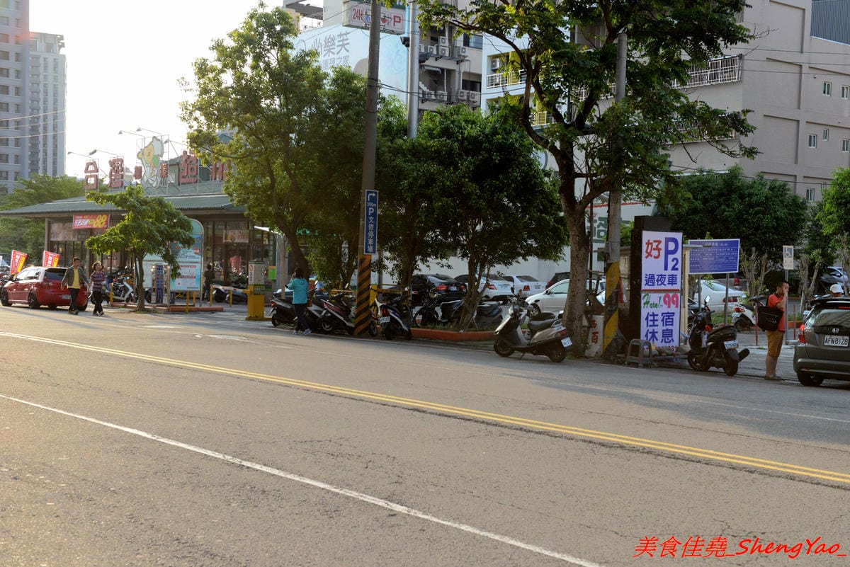 [台中西屯]黑輪美 – 和”桂綸鎂”沒有關係的逢甲新店,來自台南六甲黑輪伯的獨特口味,黑輪米血等關東煮食材炸過後再浸泡入特調醬汁內,口味獨特好吃,店貓”黑輪均”好可愛。(已歇業)