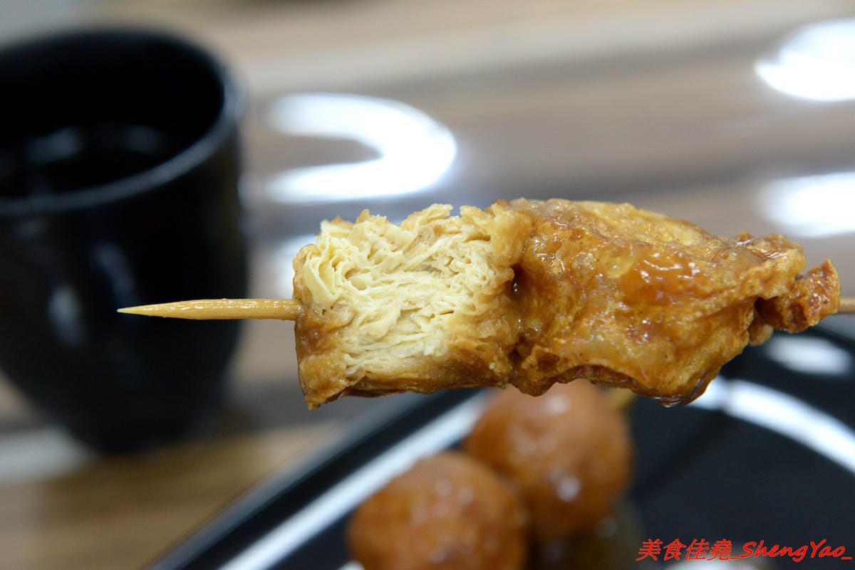 [台中西屯]黑輪美 – 和”桂綸鎂”沒有關係的逢甲新店,來自台南六甲黑輪伯的獨特口味,黑輪米血等關東煮食材炸過後再浸泡入特調醬汁內,口味獨特好吃,店貓”黑輪均”好可愛。(已歇業)