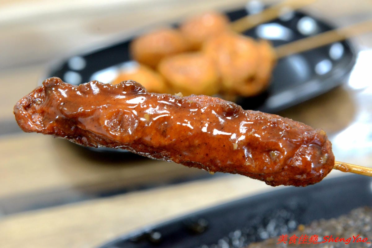 [台中西屯]黑輪美 – 和”桂綸鎂”沒有關係的逢甲新店,來自台南六甲黑輪伯的獨特口味,黑輪米血等關東煮食材炸過後再浸泡入特調醬汁內,口味獨特好吃,店貓”黑輪均”好可愛。(已歇業)