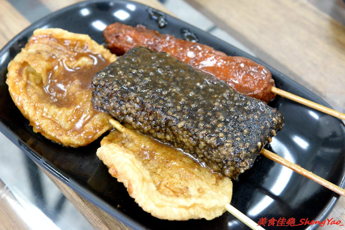 [台中西屯]黑輪美 – 和”桂綸鎂”沒有關係的逢甲新店,來自台南六甲黑輪伯的獨特口味,黑輪米血等關東煮食材炸過後再浸泡入特調醬汁內,口味獨特好吃,店貓”黑輪均”好可愛。(已歇業)