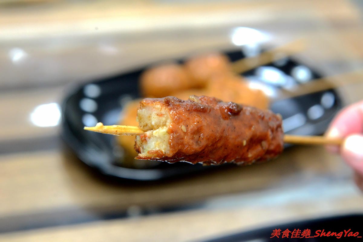 [台中西屯]黑輪美 – 和”桂綸鎂”沒有關係的逢甲新店,來自台南六甲黑輪伯的獨特口味,黑輪米血等關東煮食材炸過後再浸泡入特調醬汁內,口味獨特好吃,店貓”黑輪均”好可愛。(已歇業)