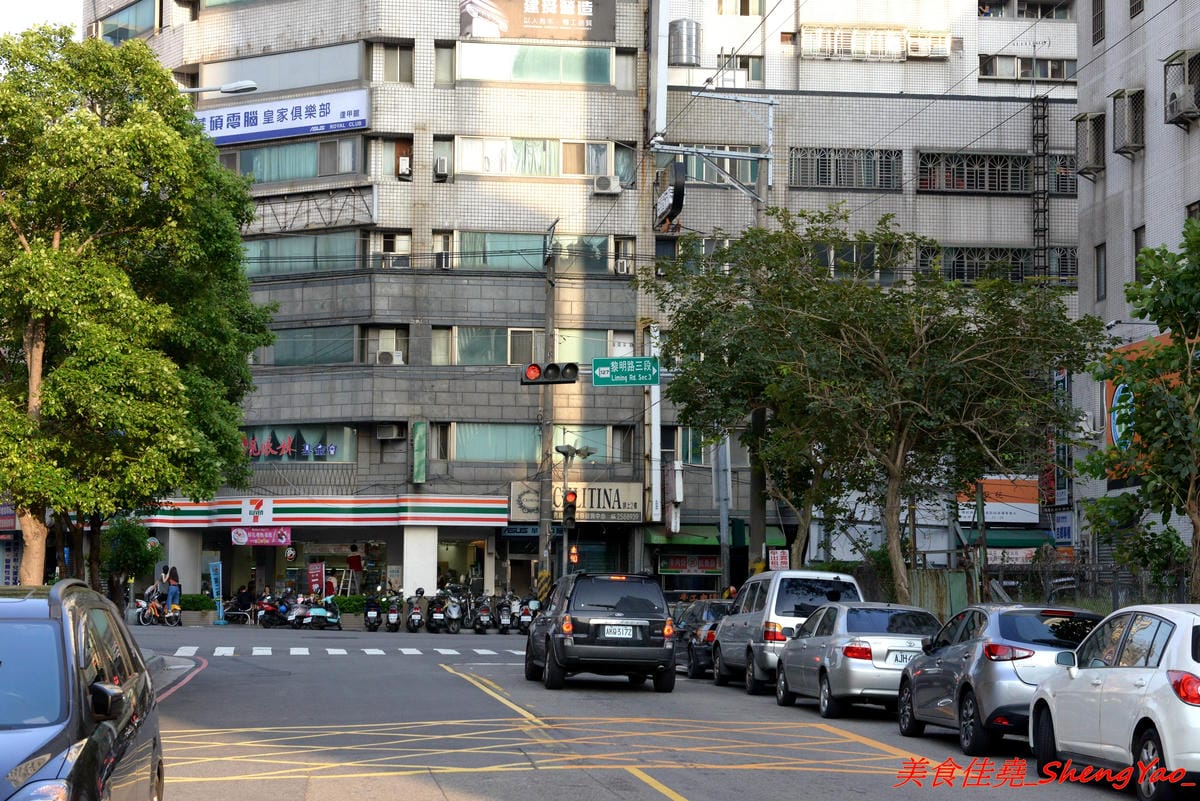 [台中西屯]迷路milu – 逢甲附近新的貨櫃屋特色餐廳,紅藍黃三色貨櫃屋加上造型游泳圈草皮,IG拍照打卡超適合,店內還有提供多種益智桌遊,一群人聚餐同樂的好去處。(已歇業)