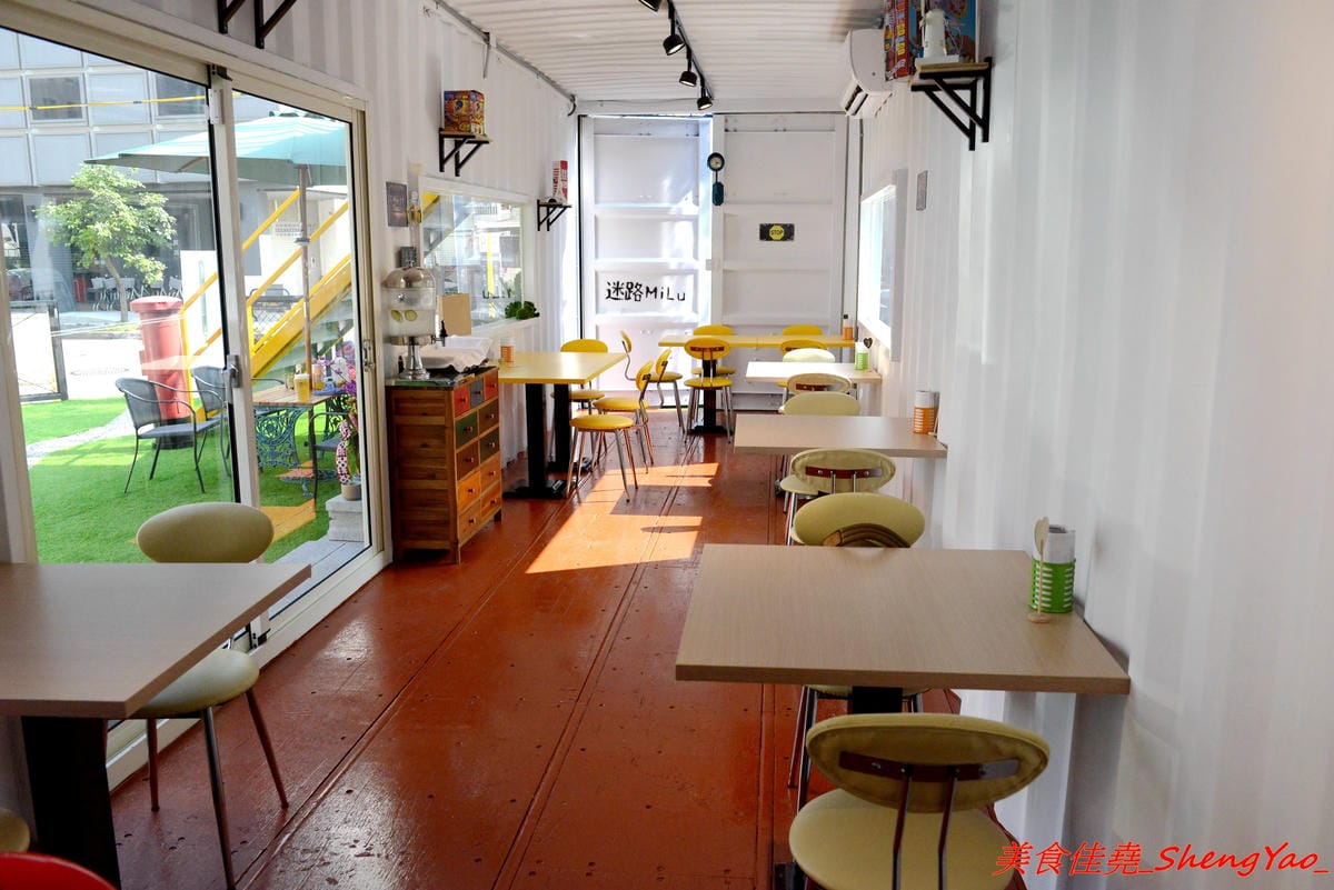 [台中西屯]迷路milu – 逢甲附近新的貨櫃屋特色餐廳,紅藍黃三色貨櫃屋加上造型游泳圈草皮,IG拍照打卡超適合,店內還有提供多種益智桌遊,一群人聚餐同樂的好去處。(已歇業)