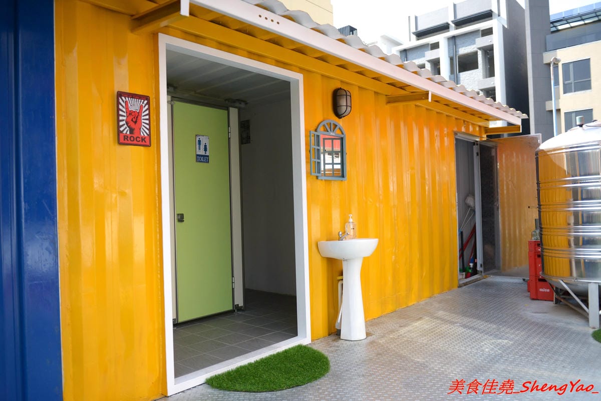 [台中西屯]迷路milu – 逢甲附近新的貨櫃屋特色餐廳,紅藍黃三色貨櫃屋加上造型游泳圈草皮,IG拍照打卡超適合,店內還有提供多種益智桌遊,一群人聚餐同樂的好去處。(已歇業)