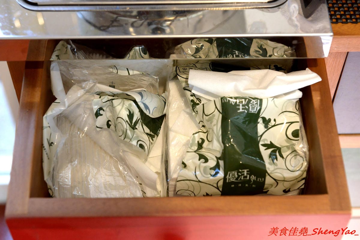[台中西屯]迷路milu – 逢甲附近新的貨櫃屋特色餐廳,紅藍黃三色貨櫃屋加上造型游泳圈草皮,IG拍照打卡超適合,店內還有提供多種益智桌遊,一群人聚餐同樂的好去處。(已歇業)