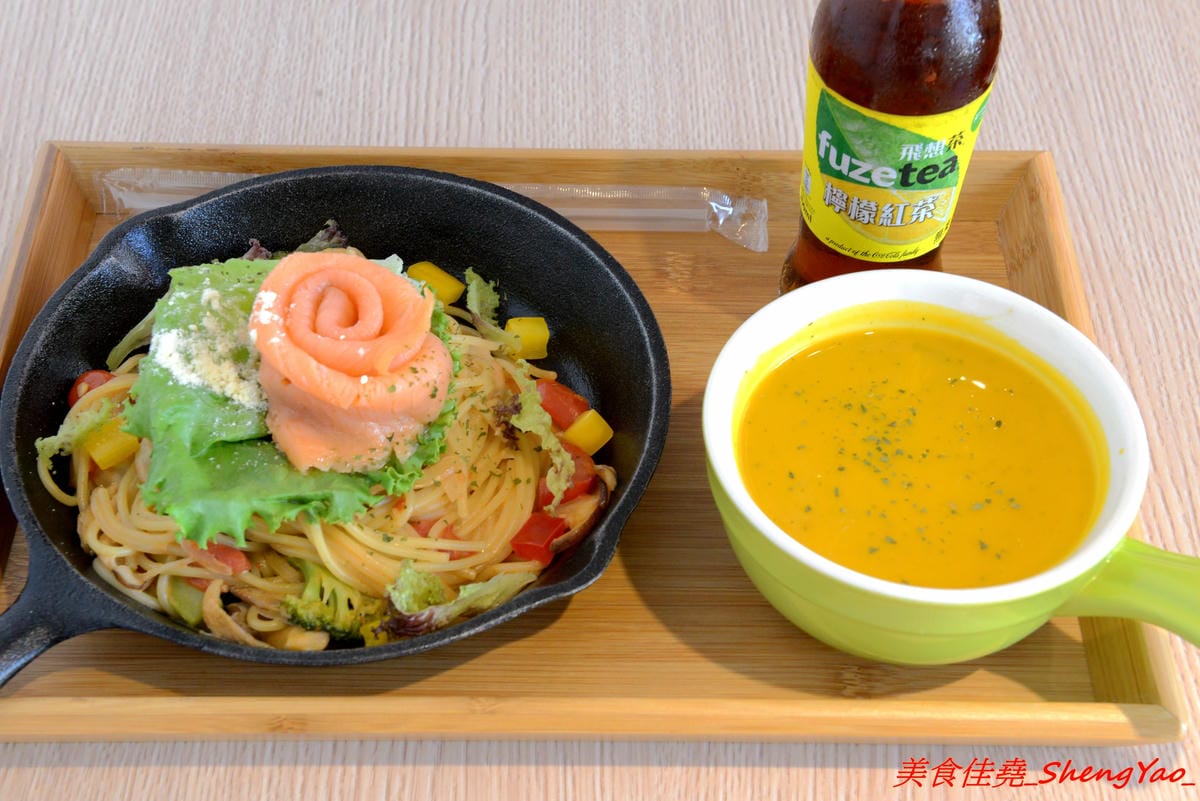 [台中西屯]迷路milu – 逢甲附近新的貨櫃屋特色餐廳,紅藍黃三色貨櫃屋加上造型游泳圈草皮,IG拍照打卡超適合,店內還有提供多種益智桌遊,一群人聚餐同樂的好去處。(已歇業)