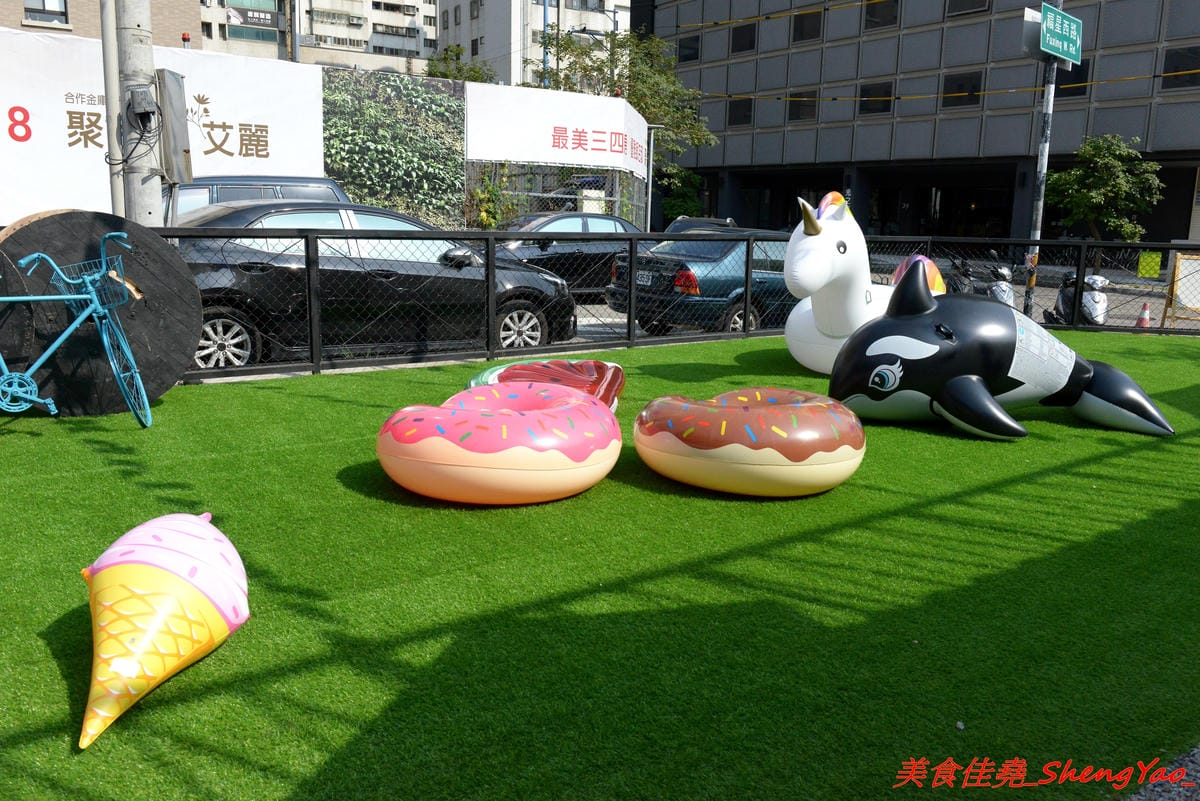 [台中西屯]迷路milu – 逢甲附近新的貨櫃屋特色餐廳,紅藍黃三色貨櫃屋加上造型游泳圈草皮,IG拍照打卡超適合,店內還有提供多種益智桌遊,一群人聚餐同樂的好去處。(已歇業)