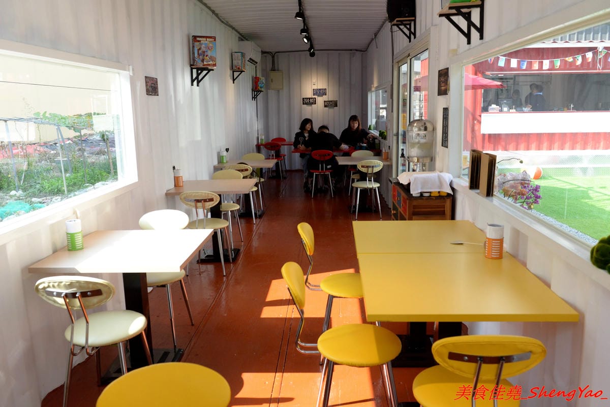 [台中西屯]迷路milu – 逢甲附近新的貨櫃屋特色餐廳,紅藍黃三色貨櫃屋加上造型游泳圈草皮,IG拍照打卡超適合,店內還有提供多種益智桌遊,一群人聚餐同樂的好去處。(已歇業)