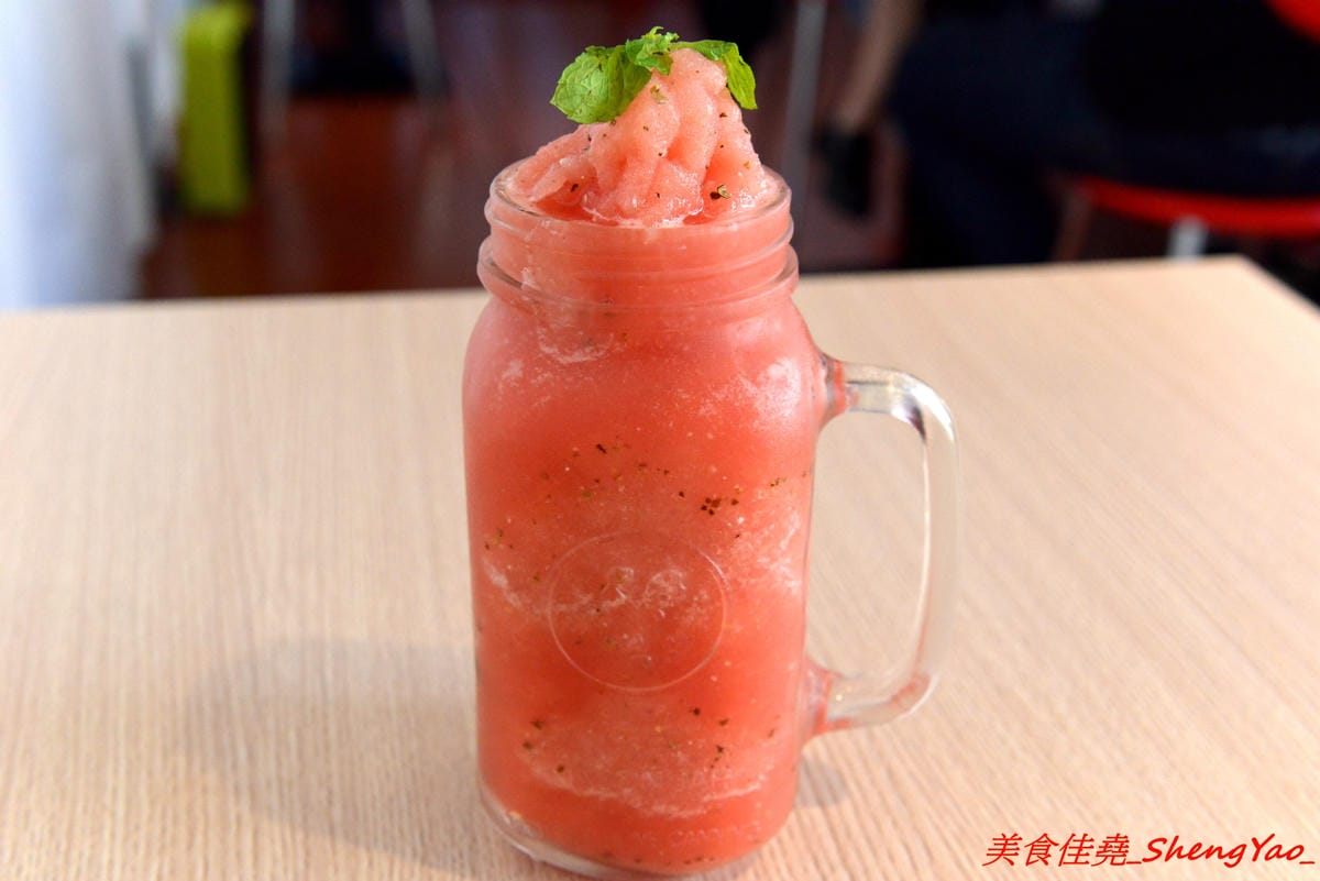 [台中西屯]迷路milu – 逢甲附近新的貨櫃屋特色餐廳,紅藍黃三色貨櫃屋加上造型游泳圈草皮,IG拍照打卡超適合,店內還有提供多種益智桌遊,一群人聚餐同樂的好去處。(已歇業)