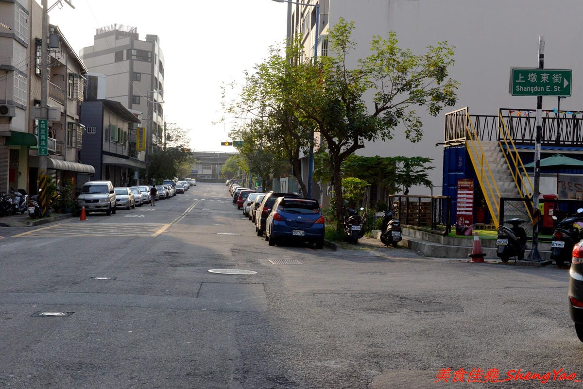 [台中西屯]迷路milu – 逢甲附近新的貨櫃屋特色餐廳,紅藍黃三色貨櫃屋加上造型游泳圈草皮,IG拍照打卡超適合,店內還有提供多種益智桌遊,一群人聚餐同樂的好去處。(已歇業)