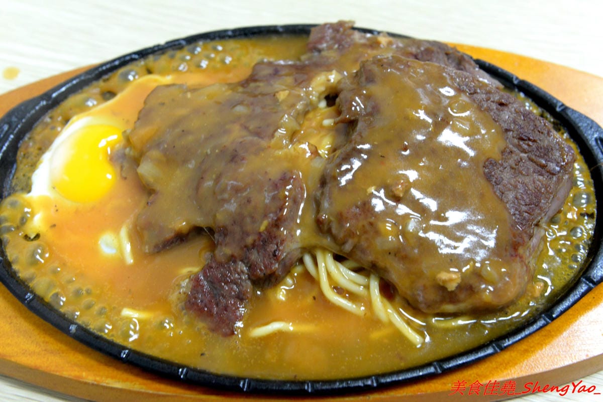 [台中清水]馥香牛排 – 清水開幕不久的平價牛排館,排餐的肉和鐵板麵都好吃,店家自調的黑胡椒醬和蘑菇醬味道不錯,鐵板麵加麵免費,整體份量超充足,C/P值頗高。