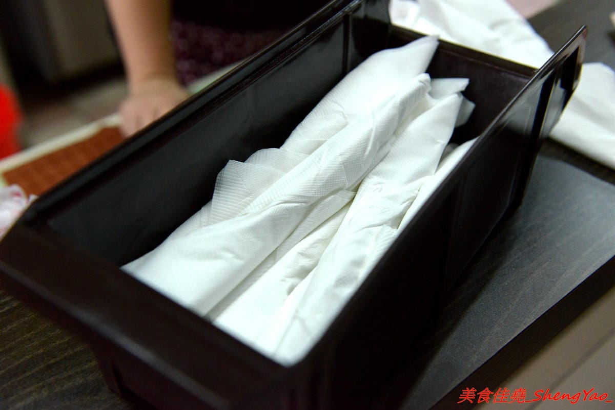 [台中清水]馥香牛排 – 清水開幕不久的平價牛排館,排餐的肉和鐵板麵都好吃,店家自調的黑胡椒醬和蘑菇醬味道不錯,鐵板麵加麵免費,整體份量超充足,C/P值頗高。