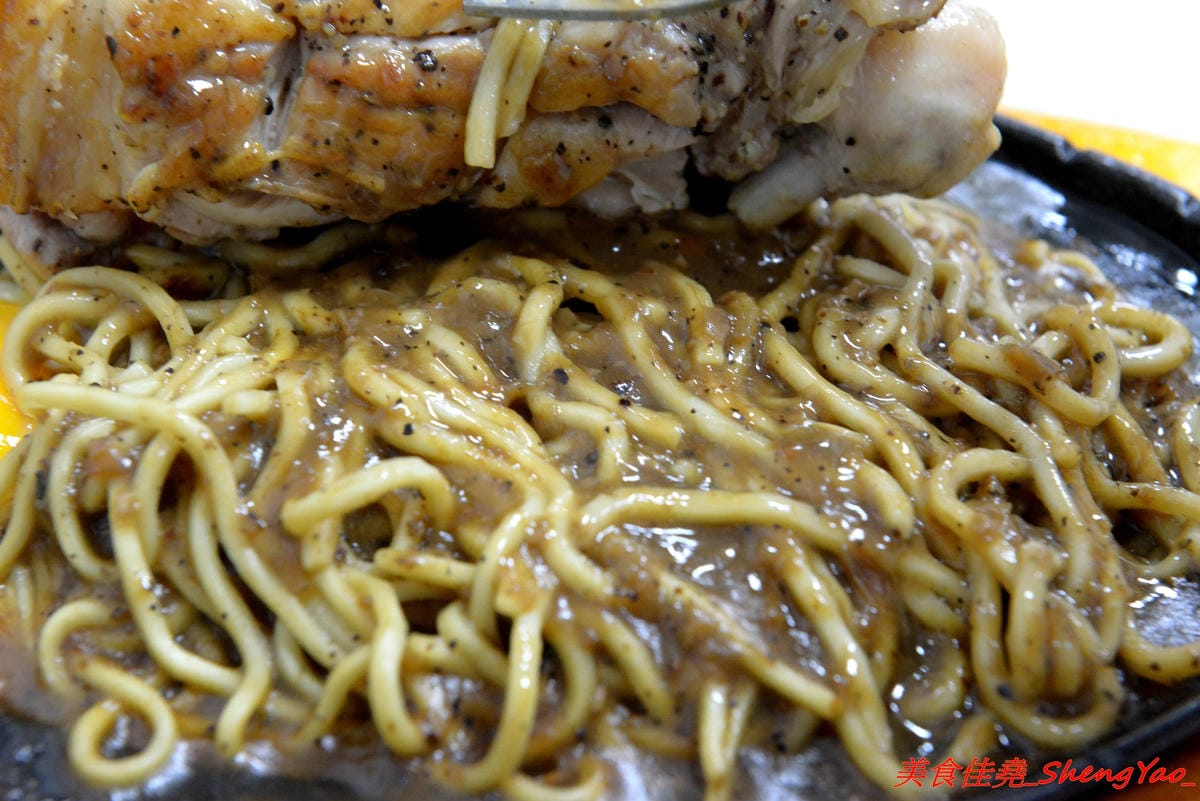 [台中清水]馥香牛排 – 清水開幕不久的平價牛排館,排餐的肉和鐵板麵都好吃,店家自調的黑胡椒醬和蘑菇醬味道不錯,鐵板麵加麵免費,整體份量超充足,C/P值頗高。