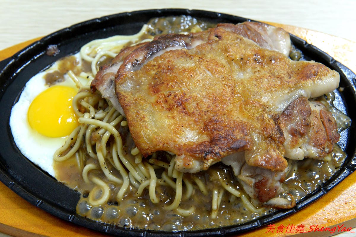[台中清水]馥香牛排 – 清水開幕不久的平價牛排館,排餐的肉和鐵板麵都好吃,店家自調的黑胡椒醬和蘑菇醬味道不錯,鐵板麵加麵免費,整體份量超充足,C/P值頗高。