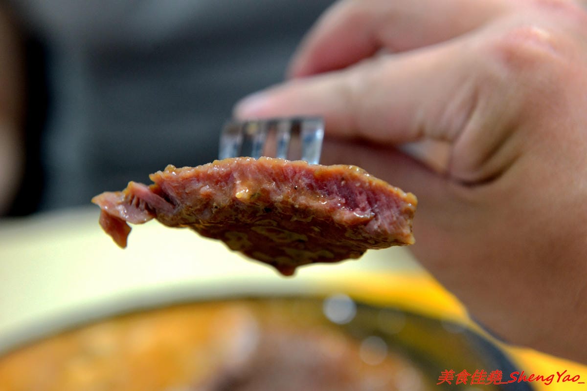 [台中清水]馥香牛排 – 清水開幕不久的平價牛排館,排餐的肉和鐵板麵都好吃,店家自調的黑胡椒醬和蘑菇醬味道不錯,鐵板麵加麵免費,整體份量超充足,C/P值頗高。