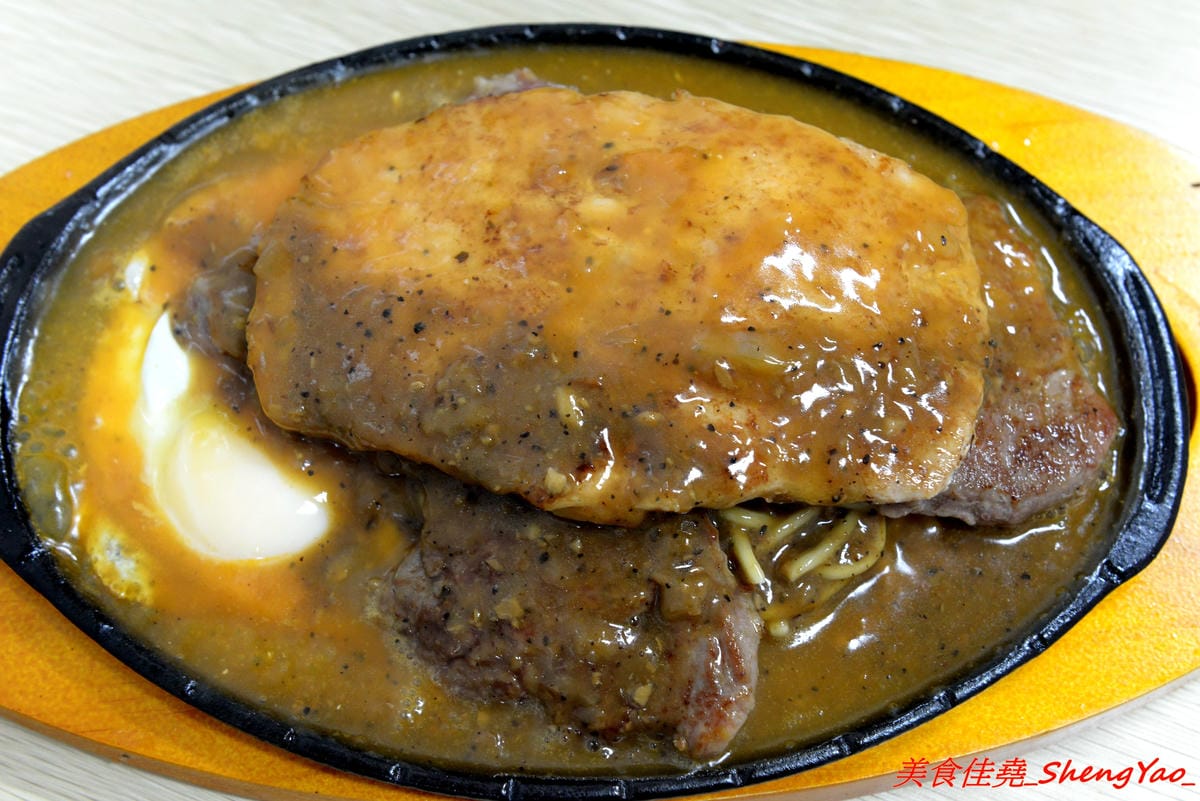 [台中清水]馥香牛排 – 清水開幕不久的平價牛排館,排餐的肉和鐵板麵都好吃,店家自調的黑胡椒醬和蘑菇醬味道不錯,鐵板麵加麵免費,整體份量超充足,C/P值頗高。